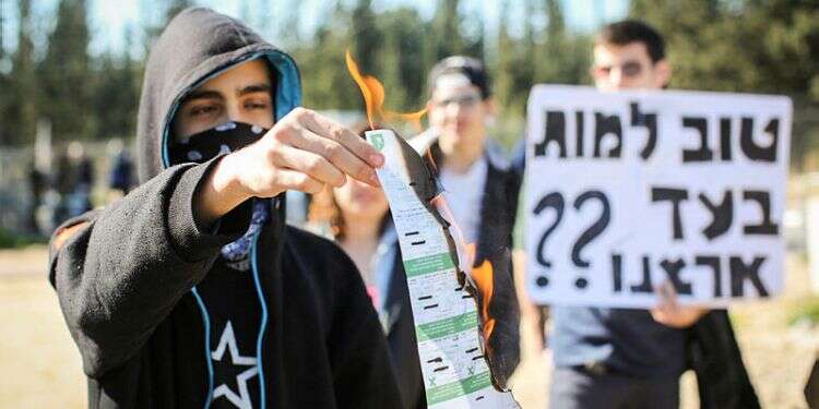 הפגנה נגד גיוס לצה צילום: אבישג שאר ישוב