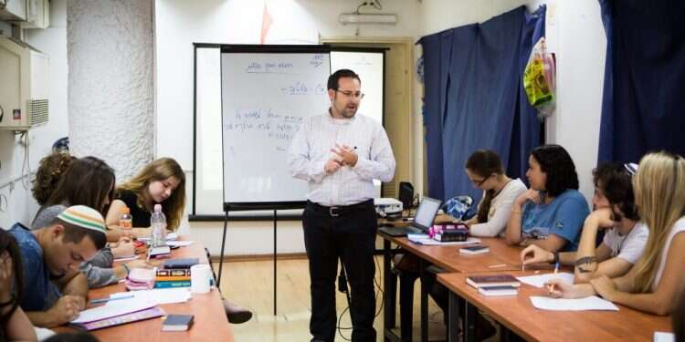 מתגיירים בקורס גיור. צילום: אריק סולטן צילום: אריק סולטן