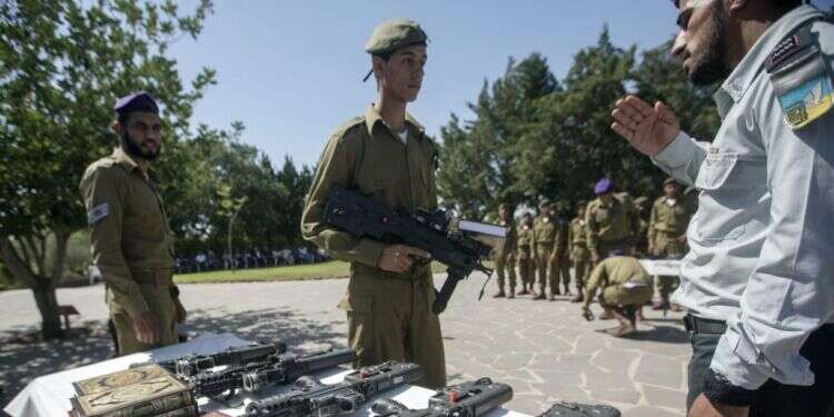 טקס השבעה של טירונים בדואים. צילום: EPA
 צילום: EPA