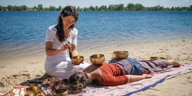 טיפול בעזרת קערות מזמרות טיבטיות. צילום: שאטרסטוק צילום: שאטרסטוק