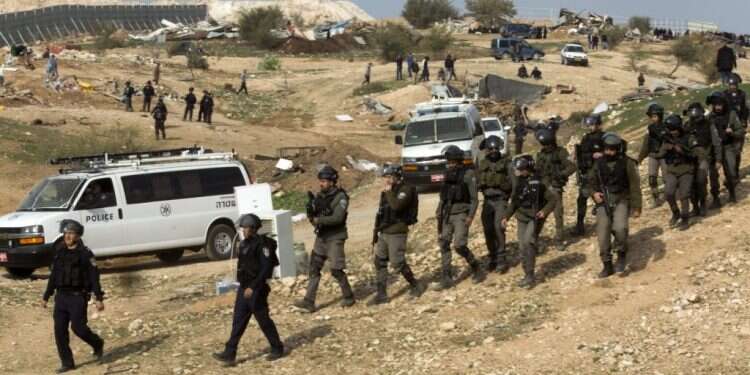 פעילות משותפת של כוחות משטרה וצבא. צילום: EPA צילום: EPA