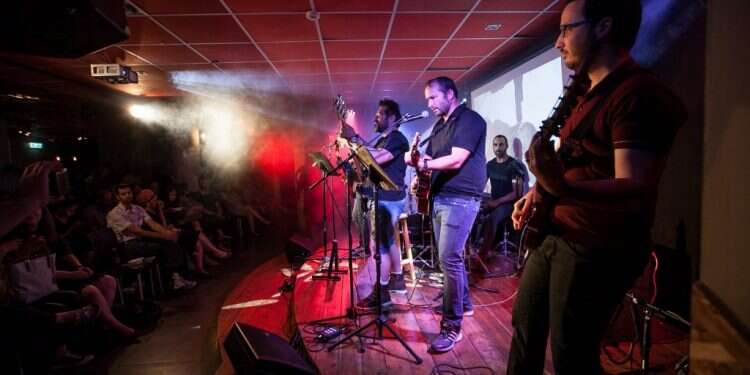 עשרות חובשי כיפה מהנהנים לצלילי שיר של להקת ה שכול ואלכוהול: חוויות מערב לזכר אלעד סולמון ז"ל