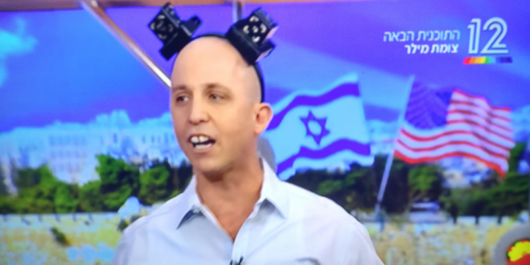 ערן זרחוביץ' בקטע עם התפילין. מתוך ארץ נהדרת מתוך ארץ נהדרת