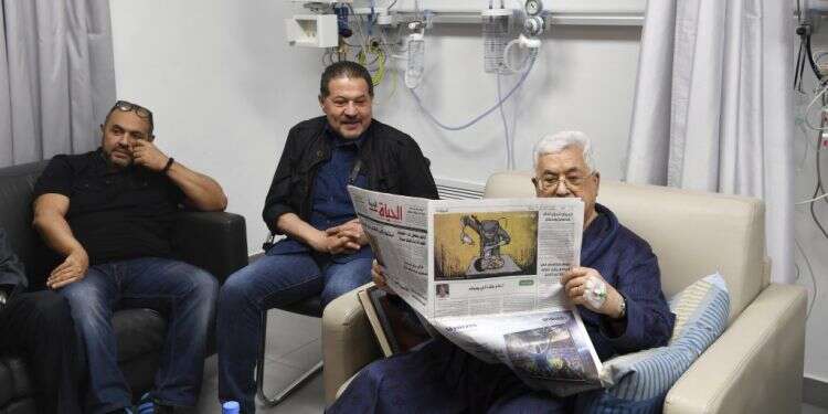 אבו מאזן בבית החולים. צילום: EPA צילום: EPA