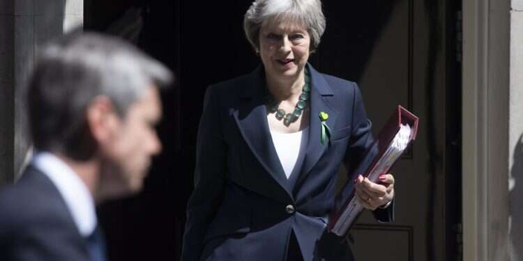 תרזה מיי ביציאה מדאונינג 10. צילום: AFP צילום: AFP