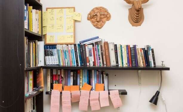 הספריה של יאיר אגמון. צילום: אריק סולטן צילום: אריק סולטן