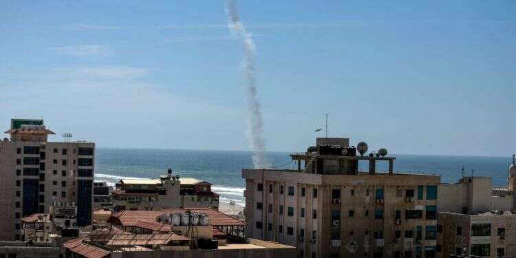 מחבלי חמאס משגרים טילים מעזה לעבר ישראל. צילום: AFP צילום: AFP