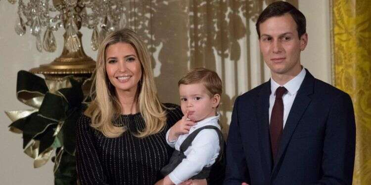 ג'ארד קושנר ואיוונקה טראמפ עם בנם. האורתודכסים בדרך להפוך לרוב ביהדות ארה''ב. צילום: AFP צילום: AFP