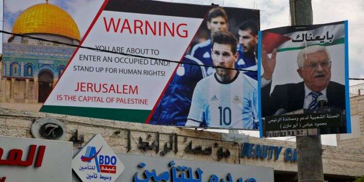 שלט נגד ביקור נבחרת ארגנטינה בעיר חברון. צילום: AFP צילום: AFP