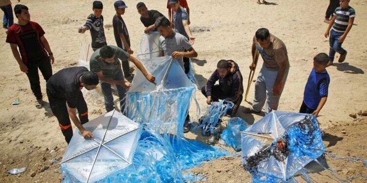 מפריחי עפיפוני חבלה בגבול הרצועה. צילום: AFP צילום: AFP