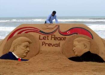 פיסול בחול לקראת הפסגה ההיסטורית. צילום: AFP