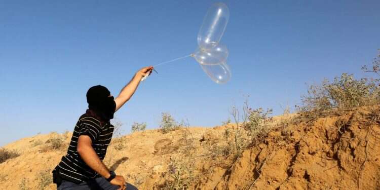 שיגור בלון תבערה מרצועת עזה. צילום: AFP צילום: AFP