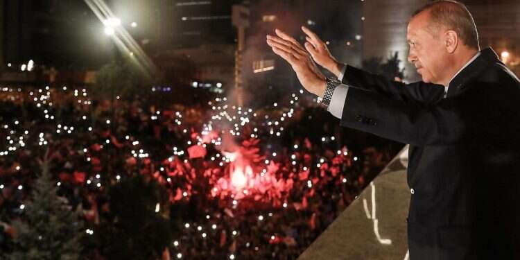 שליט טורקיה רג'פ טאיפ ארדואן חוגג ניצחון בבחירות. צילום: AFP צילום: AFP