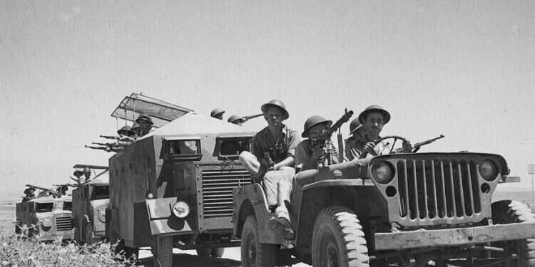 שיירה של משוריינים במלחמת השחרור. צילום: קלוגר זלוטן, לע צילום: קלוגר זלוטן, לע"מ