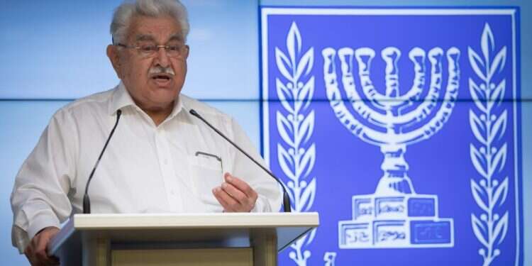 משה נסים מציג את הדו''ח. צילום: יונתן זינדל, פלאש90 צילום: יונתן זינדל, פלאש90