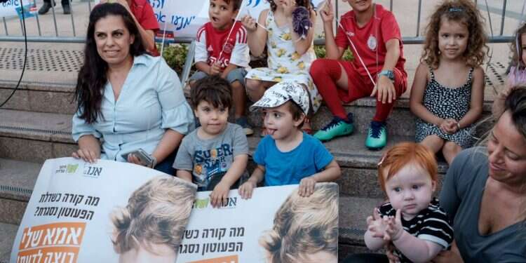 הפגנה נגד אי פיקוח על מעונות לגיל הרך. צילום: תומר נוברג, פלאש 90 צילום: תומר נוברג, פלאש 90