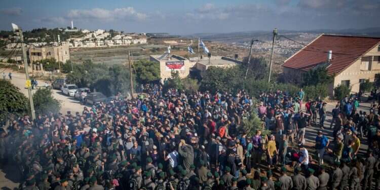 הפינוי בנתיב האבות. צילום: יונתן זינדל, פלאש 90 צילום: יונתן זינדל, פלאש 90