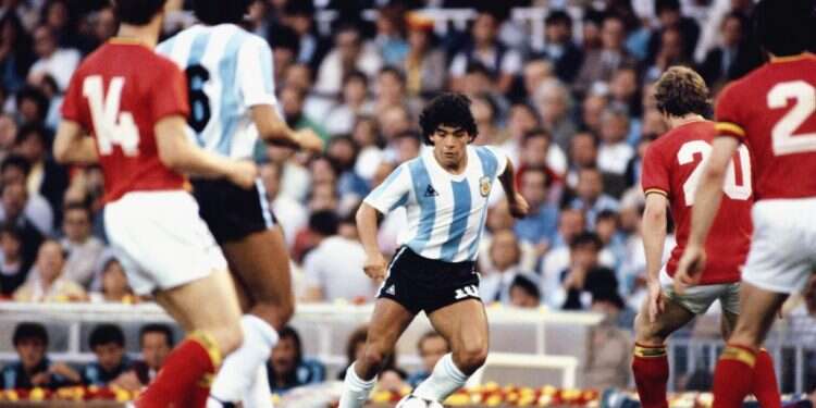 דייגו מראדונה במהלך משחק בין ספרד לארגנטינה, מונדיאל 1982. צילום: גטי אימג'ס צילום: גטי אימג'ס