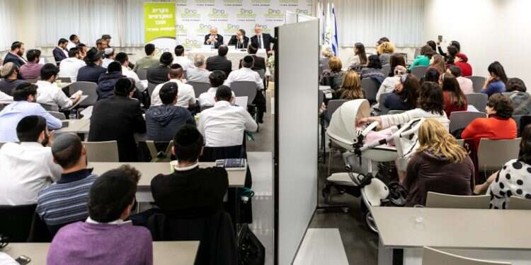 אהרן ברק מרצה בפני תלמידי הקמפוס החרדי אונו. צילום: יח צילום: יח"צ