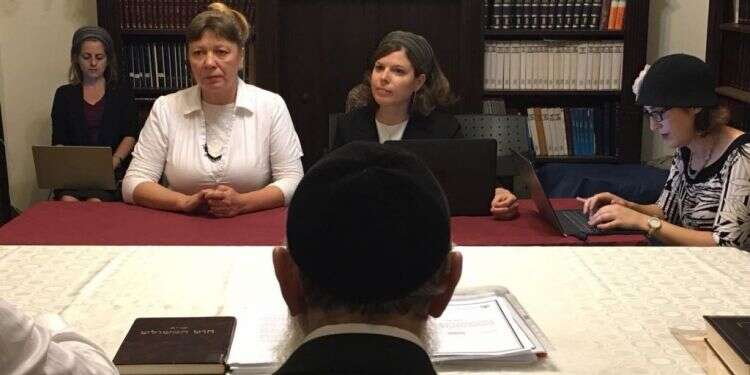 צביה גורודצקי (במרכז) בבית הדין המיוחד. צילום: נורית יעקבס-ינון, סרטי אלומה, מתוך 'ממזרים: סימון ומחיקה' צילום: נורית יעקבס-ינון, סרטי אלומה, מתוך 'ממזרים: סימון ומחיקה'