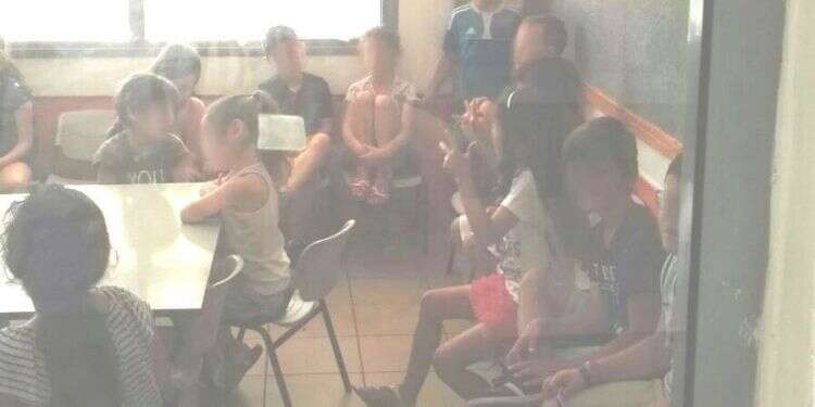 הכיתה בבית הספר 'גבעת רם' עם ספר על הברכיים: 35 תלמידים בכיתה א' בקרית אתא