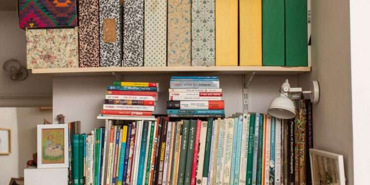 הספריה של פזית רבינא. צילום: אריק סולטן צילום: אריק סולטן