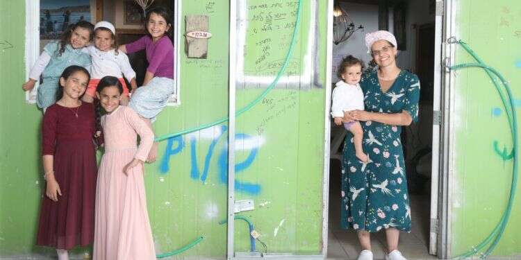 יעל שבח וילדיה בביתם שבחוות גלעד. צילום: מרים צחי צילום: מרים צחי