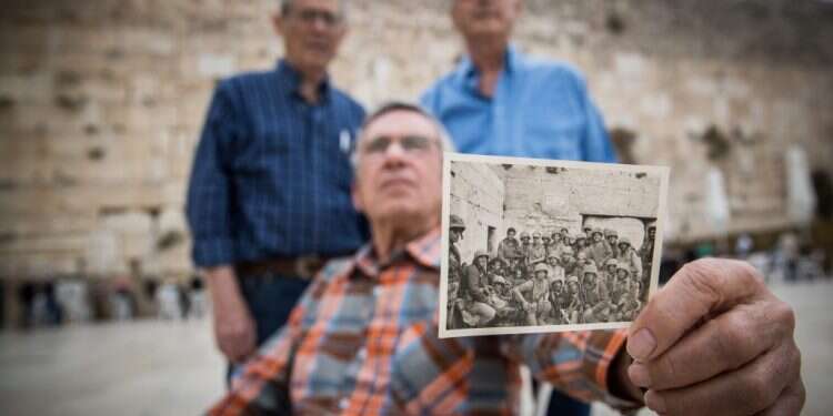 יעקב גת מחזיק את התמונה. צילום: יונתן זינדל, פלאש 90 צילום: יונתן זינדל, פלאש 90