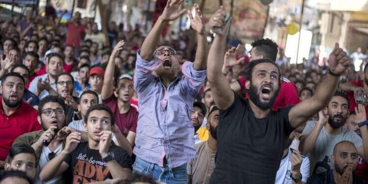 אוהדים מצרים בקהיר צופים במשחק המונדיאל של נבחרתם. צילום: EPA צילום: EPA