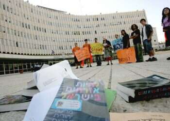 הפגנת תלמידים מול משרד החינוך, 2005. צילום: מרים צחי