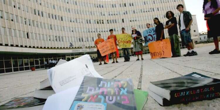 הפגנת תלמידים מול משרד החינוך, 2005. צילום: מרים צחי