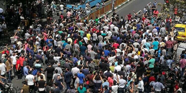 הפגנת ענק בטהרן. צילום: AFP
