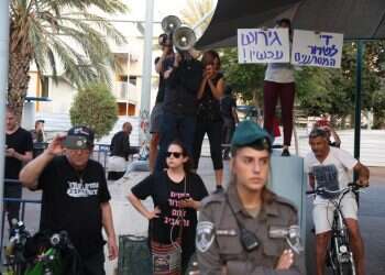 תושבי דרום תל אביב מפגינים בעד גירוש המסתננים. צילום: יהושע יוסף