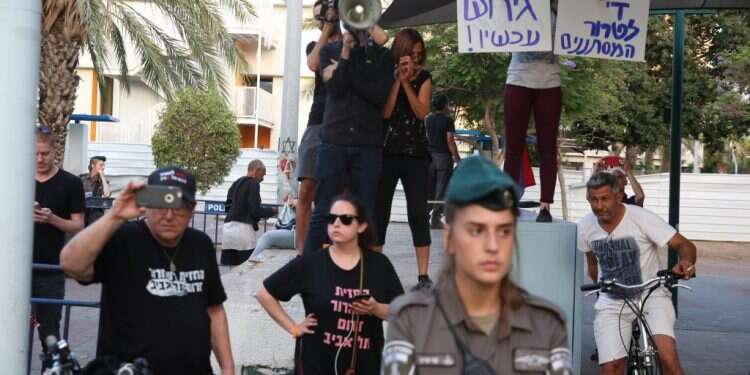 תושבי דרום תל אביב מפגינים בעד גירוש המסתננים. צילום: יהושע יוסף תושבי דרום תל אביב מפגינים בעד גירוש המסתננים. צילום: יהושע יוסף