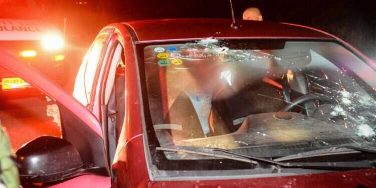 המכונית של רזיאל שבח לאחר הפיגוע. צילום: מאור לוי, TPS צילום: מאור לוי, TPS