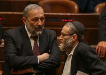 אריה דרעי ומשה גפני בדיון על חוק הגיוס. צילום: אורן בן חקון