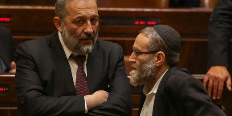 אריה דרעי ומשה גפני בדיון על חוק הגיוס. צילום: אורן בן חקון אריה דרעי ומשה גפני בדיון על חוק הגיוס. צילום: אורן בן חקון