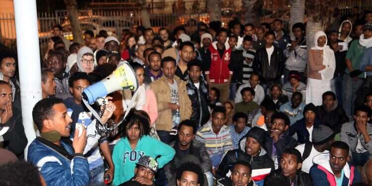 צעירים אריתראים בת צעירים אריתראים בת"א. צילום: גדעון מרקוביץ