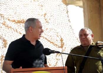 ראש הממשלה בנימין נתניהו והרמטכ"ל רב אלוף גדי איזנקוט. צילום: חיים הורנשטיין