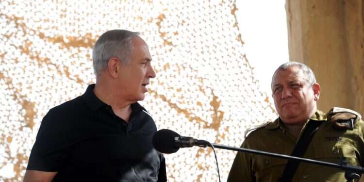 ראש הממשלה בנימין נתניהו והרמטכ"ל רב אלוף גדי איזנקוט. צילום: חיים הורנשטיין