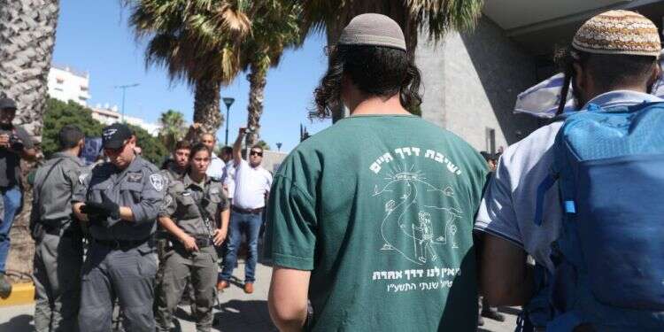 הפגנת תמיכה בנאשמים מחוץ לבית המשפט משפט דומא. צילום: מרים צחי
צילום: מרים צחי