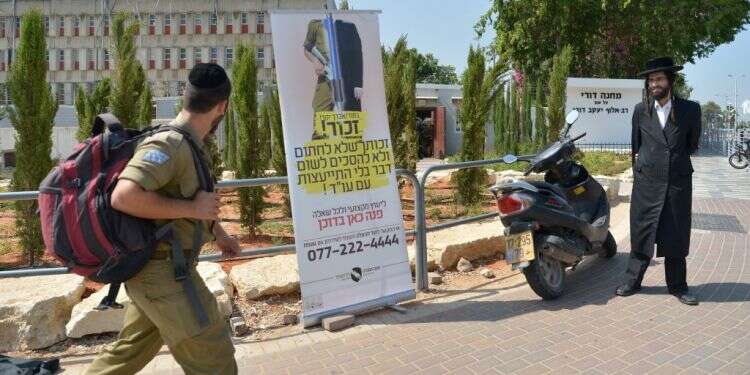 דוכן הקורא לחרדים לא להתגייס מחוץ לבקו''ם. צילום: יוסי זליגר צילום: יוסי זליגר