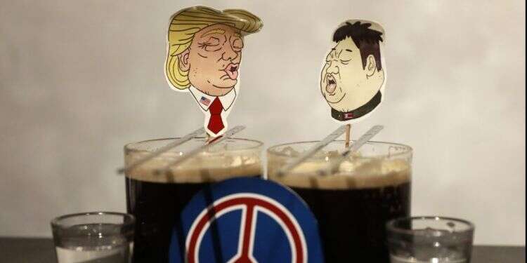 משקה לכבוד הפסגה ההיסטורית בין קים ג'ונג-און לדונלד טראמפ. צילום: EPA משקה לכבוד הפסגה ההיסטורית בין קים ג'ונג-און לדונלד טראמפ. צילום: EPA