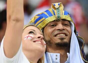 אוהדת אנגליה ואוהד תוניסיה. צילום: AFP