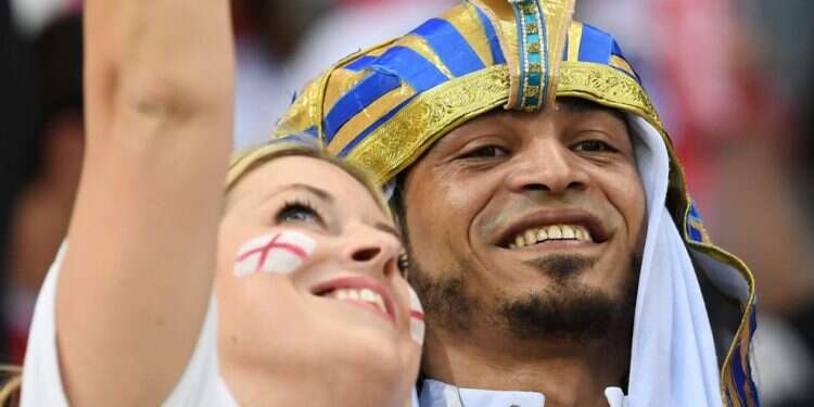 אוהדת אנגליה ואוהד תוניסיה. צילום: AFP