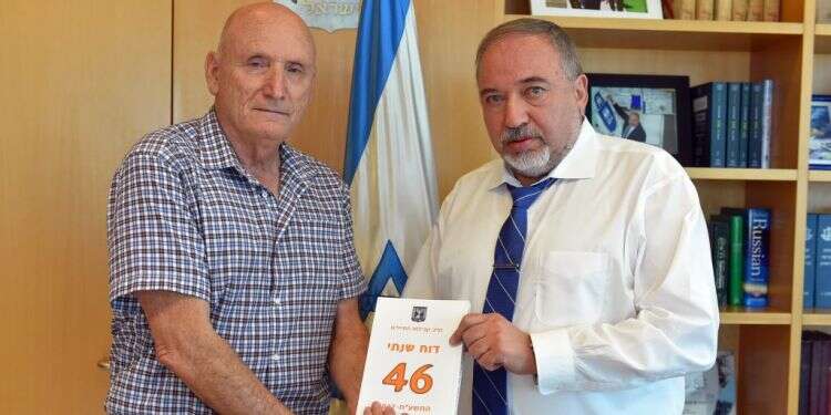 האלוף במיל' יצחק בריק מגיש את הדו צילום: דוברות משרד הביטחון