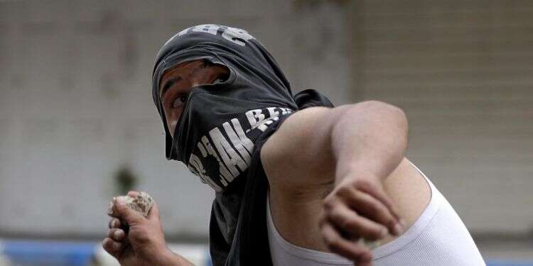 זריקת אבנים. צילום: AFP צילום: AFP
