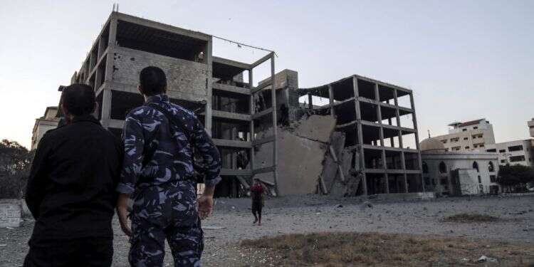 הבניין שנפגע. צילום: EPA צילום: EPA