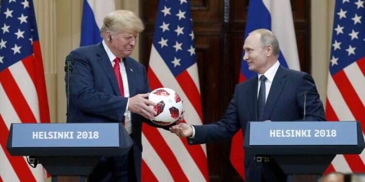 פוטין מושיט כדורגל לטראמפ במסיבת העיתונאים בהלסינקי, השבוע. צילום: גטי אימג'ס צילום: גטי אימג'ס