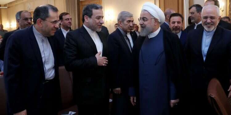 הנשיא רוחאני(במרכז) והשר זריף, השבוע. צילום: AFP צילום: AFP